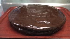 Hoy es el cumpleaÃ±os de una de nuestras residentes y la cocinera ha preparado una tarta de chocolate